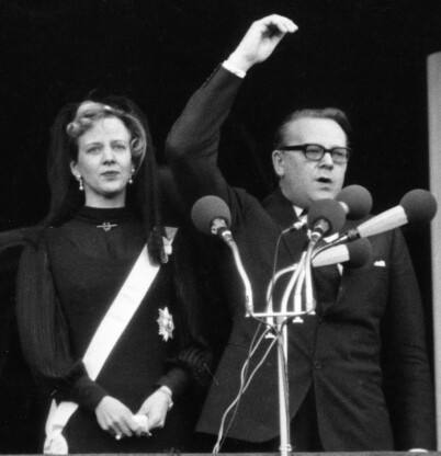NY REGENT: 31 år gammel ble Margrethe utnevnt til ny regent i Danmark, og ble dermed dronning. Her er hun avbildet sammen med tidligere statsminister Jens Otto Kragh under seremonien. Foto: NTB Scanpix NY REGENT: 31 år gammel ble Margrethe utnevnt til ny regent i Danmark, og ble dermed dronning. Her er hun avbildet sammen med tidligere statsminister Jens Otto Kragh under seremonien. Foto: NTB Scanpix